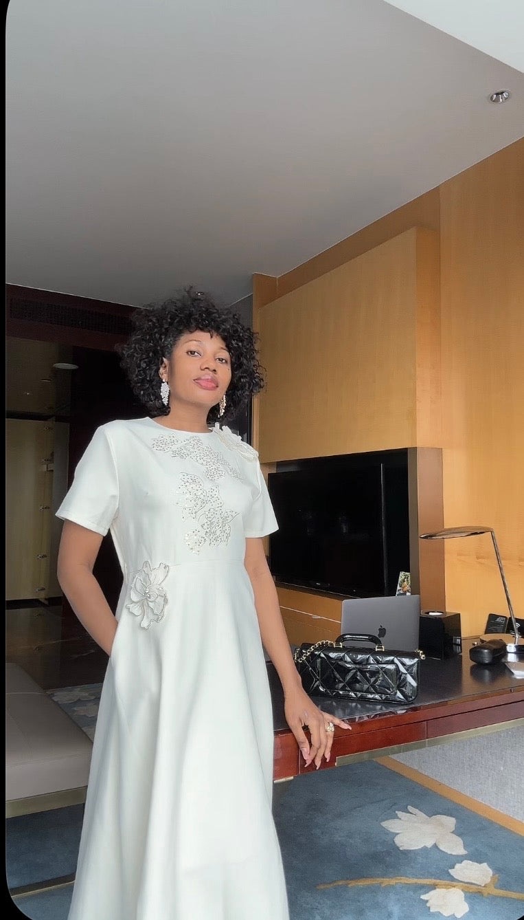 Robe Élégante en Satin – Blanc Ivoire