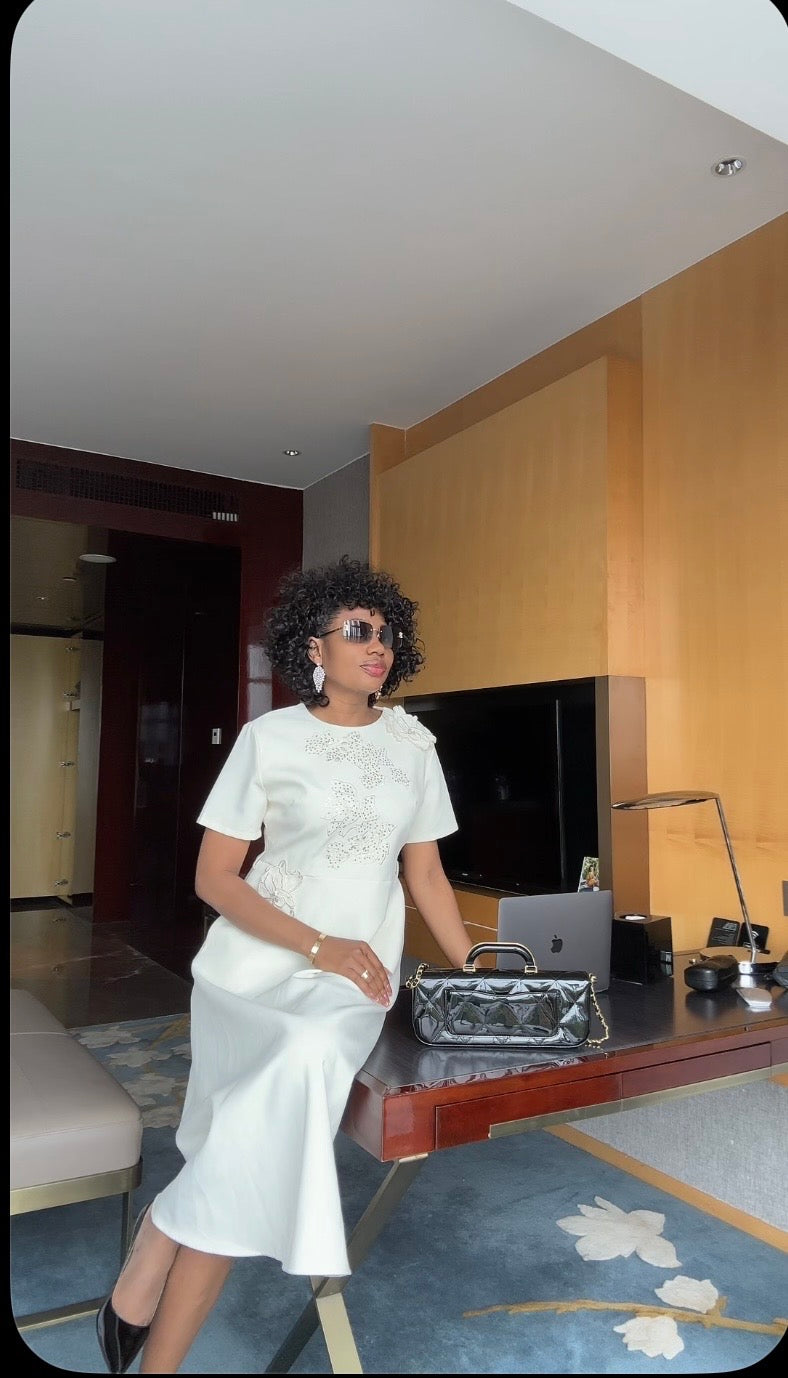 Robe Élégante en Satin – Blanc Ivoire