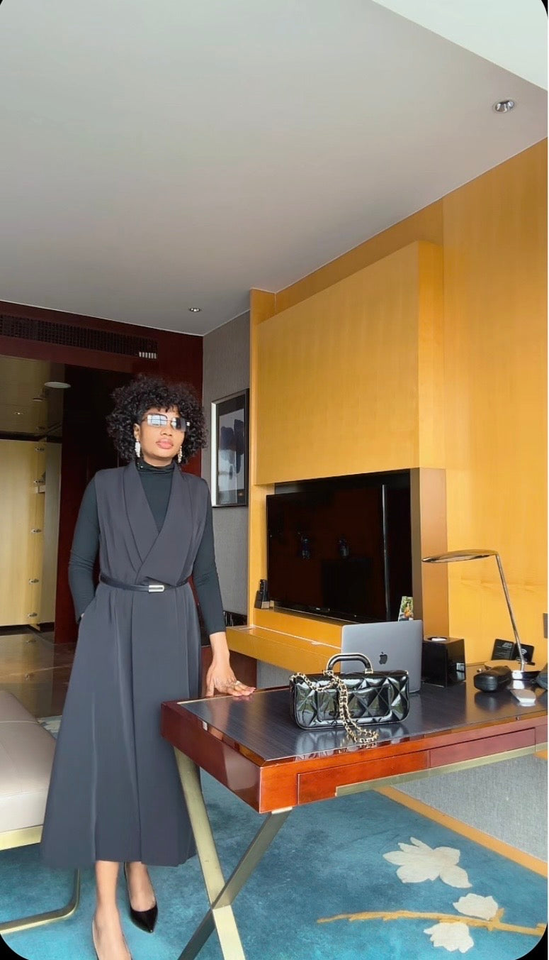 Robe Midi Croisée Sans Manches Ceinturée – Gris Anthracite