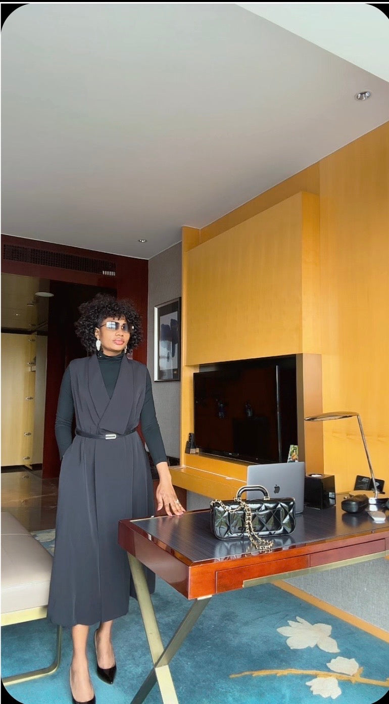 Robe Midi Croisée Sans Manches Ceinturée – Gris Anthracite