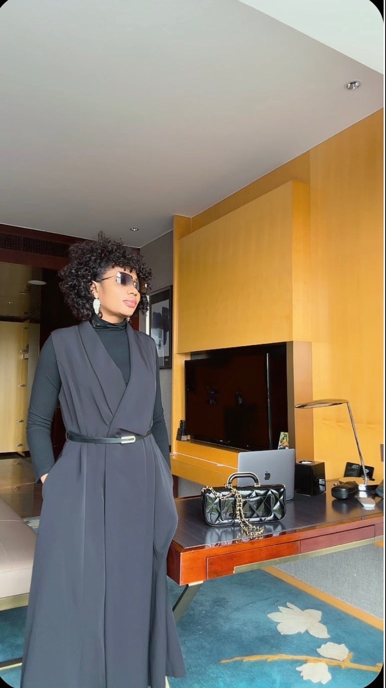 Robe Midi Croisée Sans Manches Ceinturée – Gris Anthracite