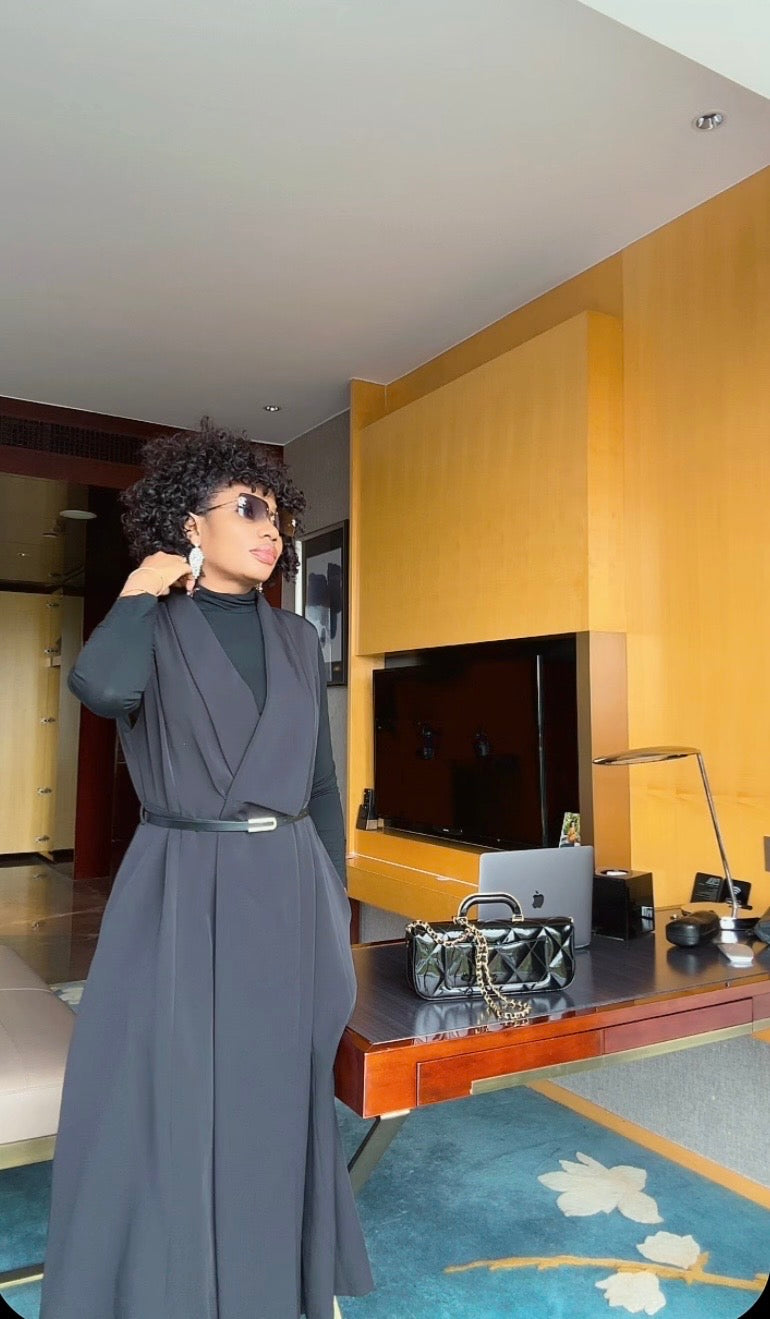 Robe Midi Croisée Sans Manches Ceinturée – Gris Anthracite