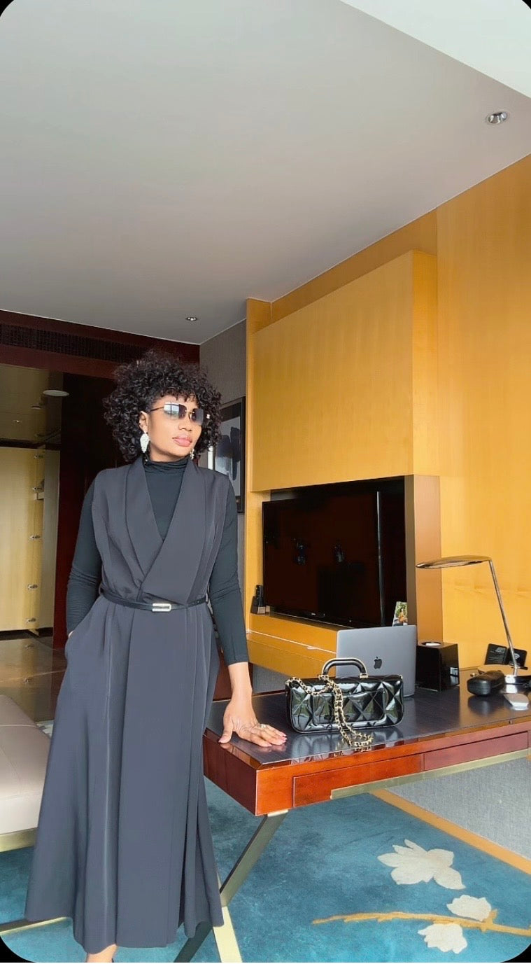 Robe Midi Croisée Sans Manches Ceinturée – Gris Anthracite