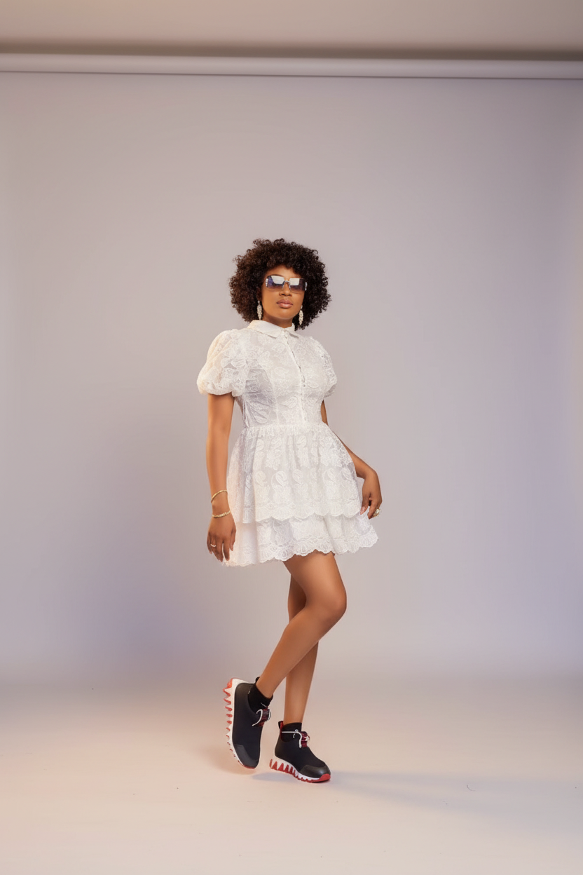 Robe fond gris – baskets noires vue 2