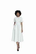 Robe blanche brodée mi-mollet fond blanc