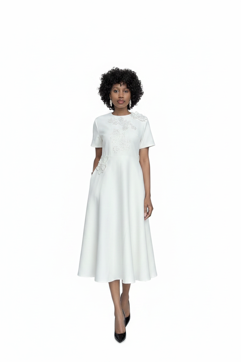 Robe blanche brodée mi-mollet fond blanc
