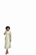 Robe dorée fond blanc avec modèle