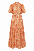Robe orange face fond blanc