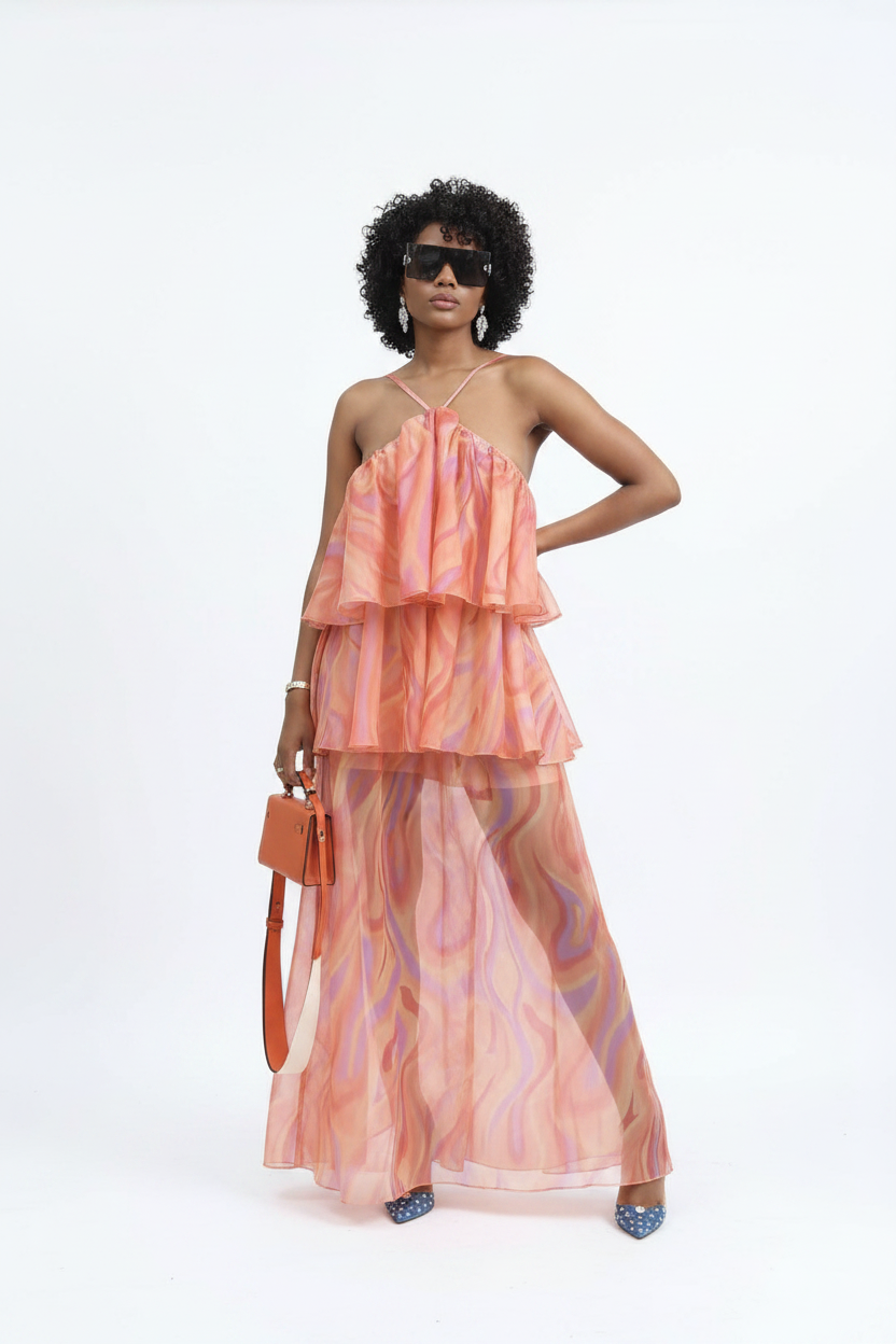 Robe orange fond blanc pose