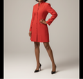 Robe rouge exacte - pose trois quarts confiante